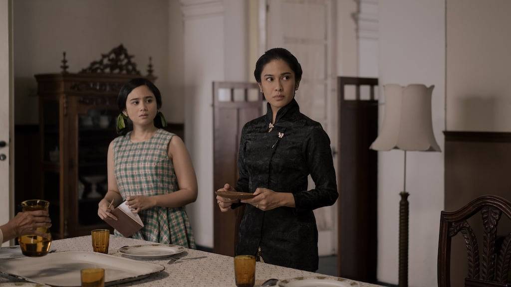 Mengenal Kebaya Janggan yang Dipakai Jeng Yah si Gadis Kretek