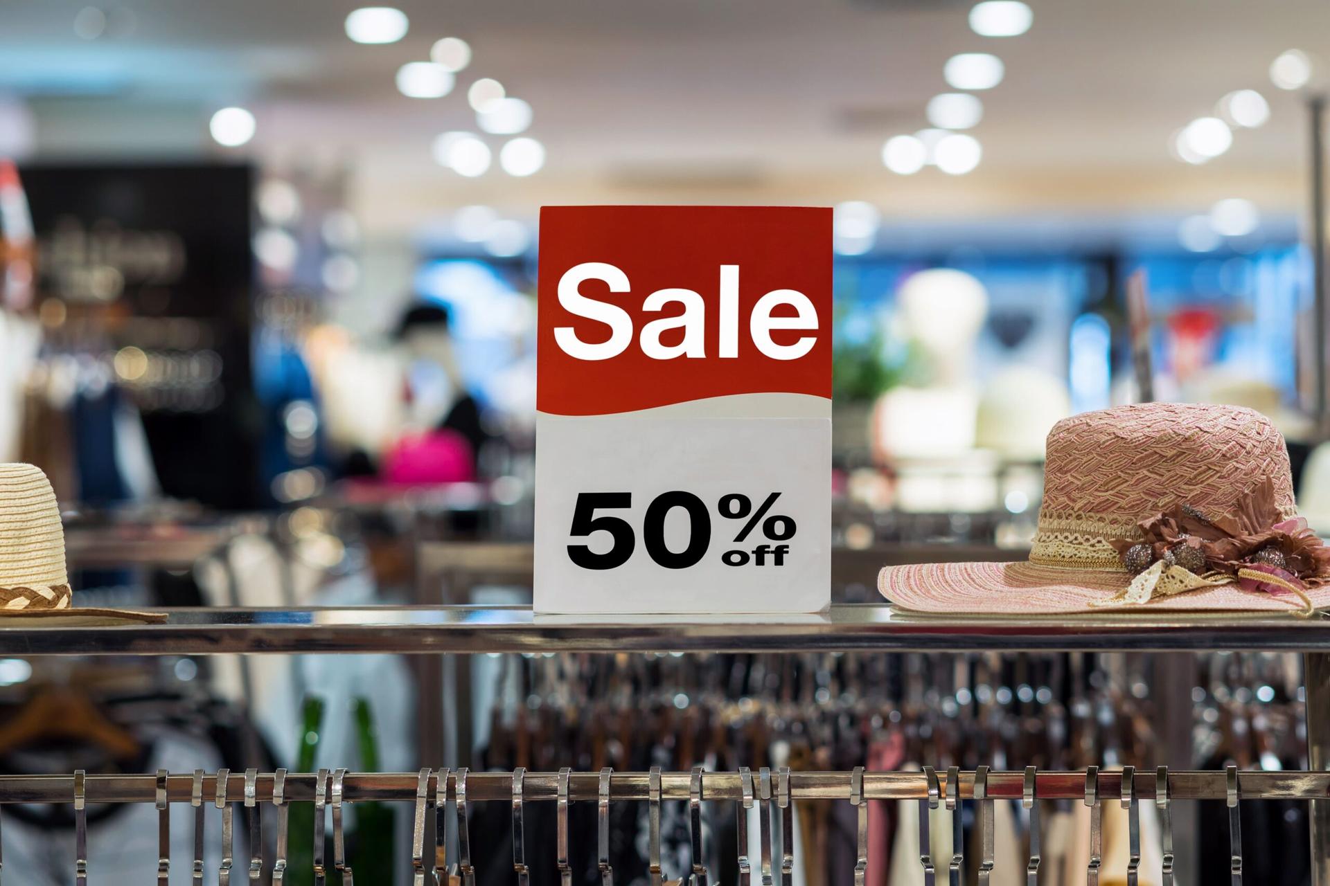 kebiasaan hemat warren buffett