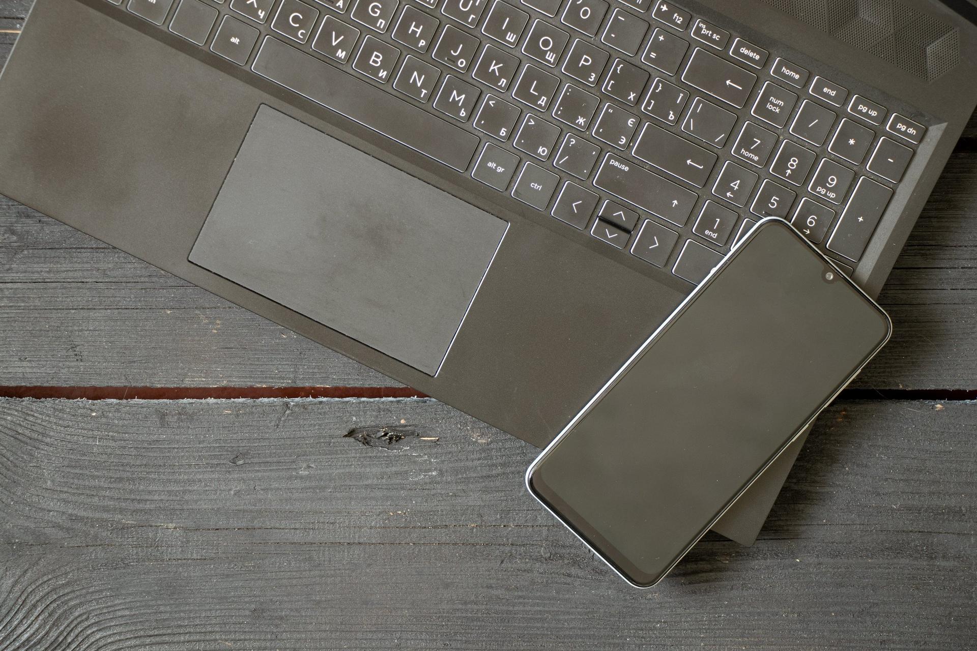 Ini Laptop dan Smartphone Paling Susah Untuk Diperbaiki