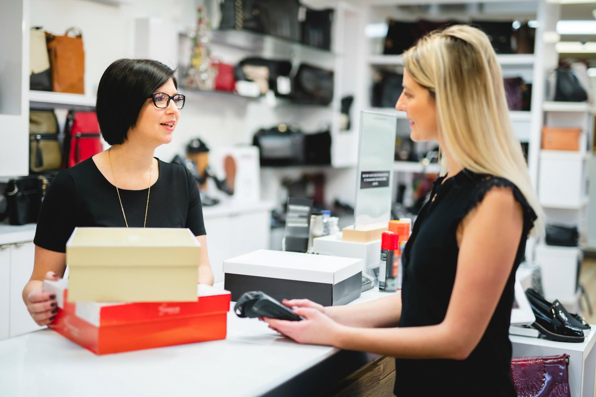 perbedaan customer, consumer, client