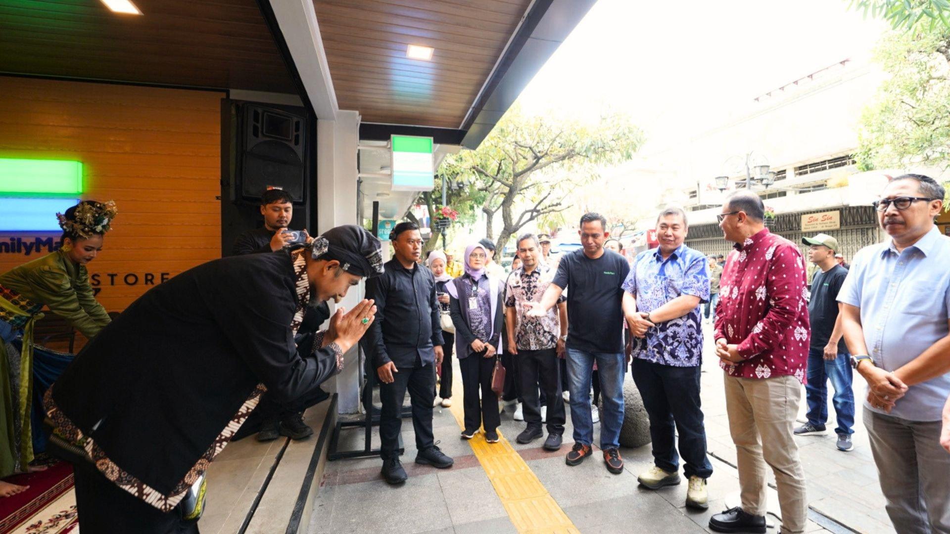 FamilyMart Resmi Masuk Bandung, Buka 7 Gerai Sekaligus di Awal 2026