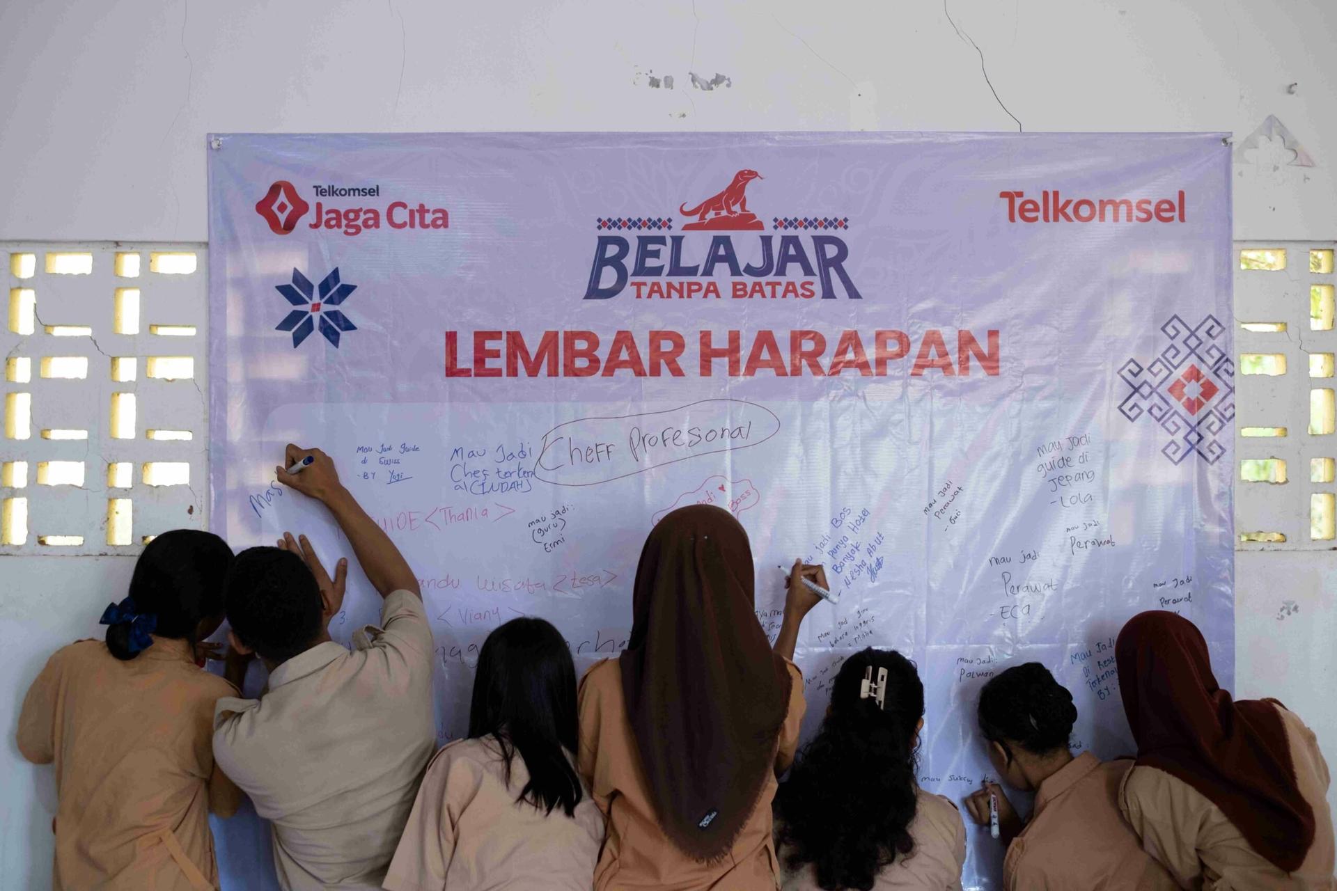 Telkomsel Hadirkan Ekosistem Belajar Digital di 7 Sekolah Flores