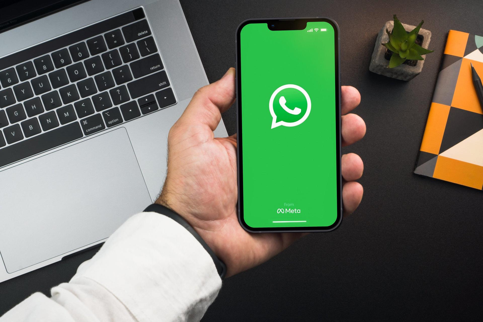 WhatsApp Uji Indikator Titik Hijau untuk Tampilkan Kontak yang Sedang Online di iPhone