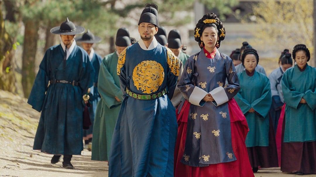 The Queen Who Crowns