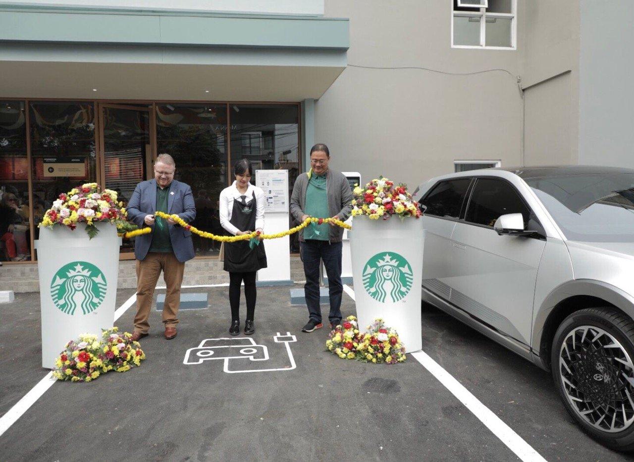 Perluas Akses ke Charging Station, HMID Pasang EV Fast Charging Station di Starbucks Adhyaksa
