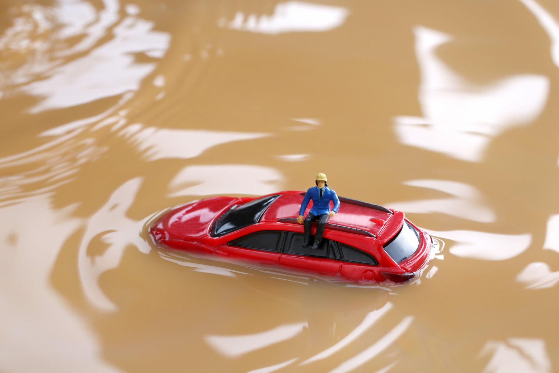 mobil terendam banjir