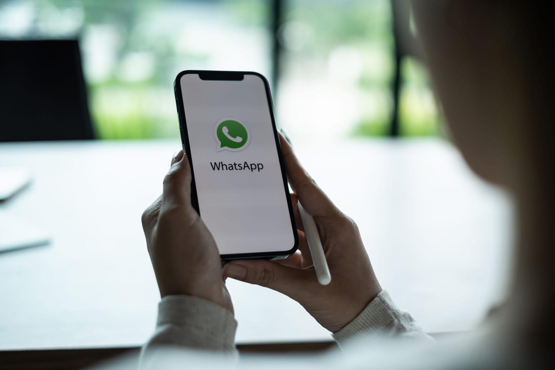 pisahkan chat whatsapp