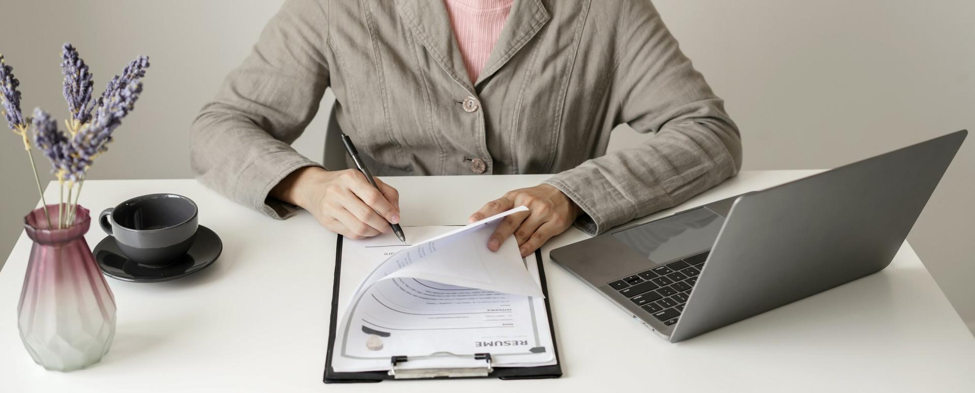 Separuh Pencari Kerja Pakai AI untuk Buat CV di Inggris