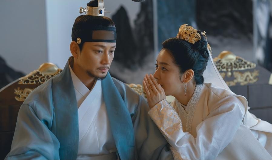 The Queen Who Crowns