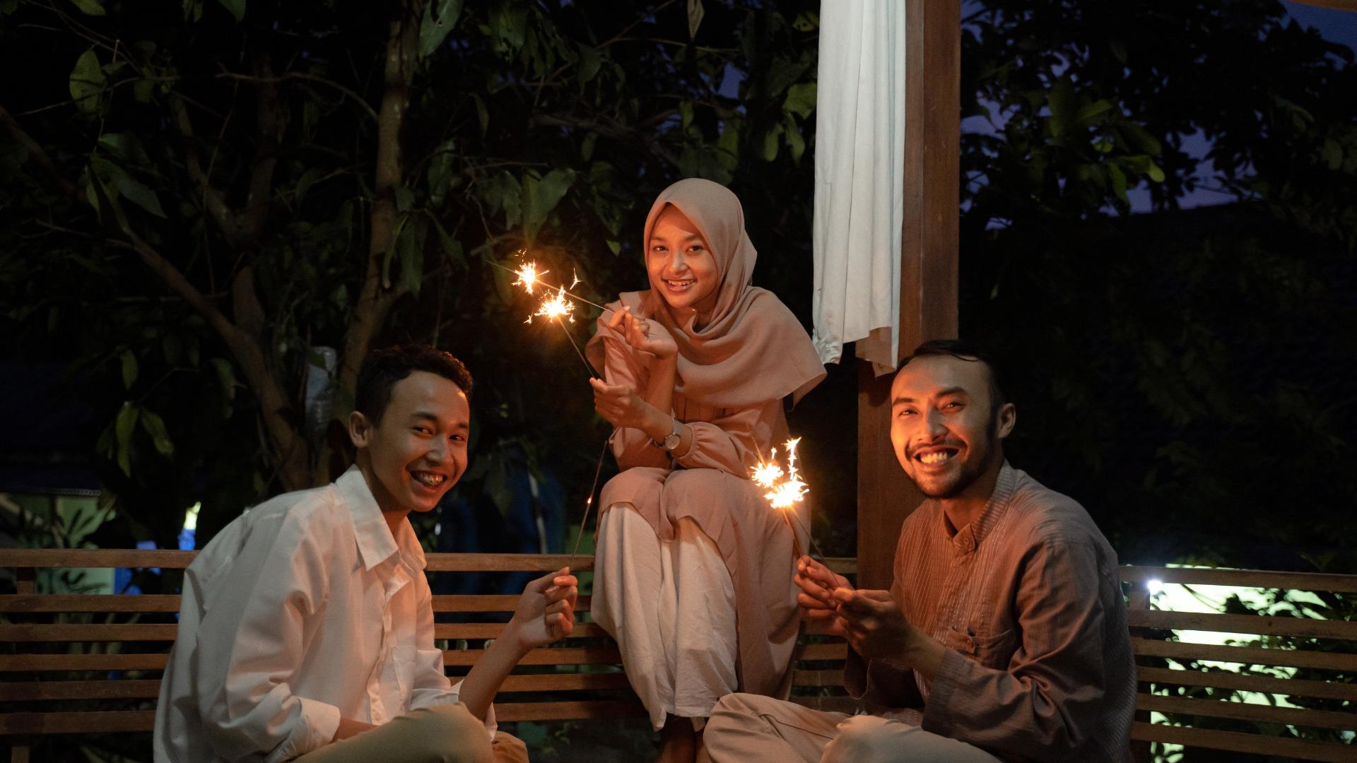 Survei: 66% Masyarakat Indonesia Habiskan Waktu Konsumsi Konten Selama Ramadan Idulfitri