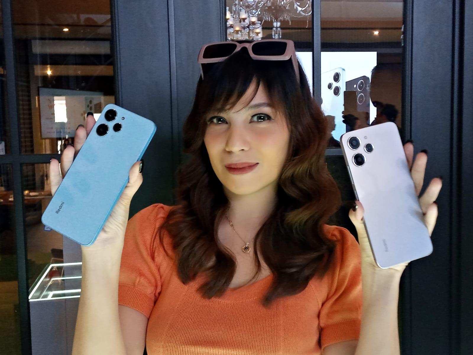 Redmi 12 dengan warna Sky Blue dan Polar Silver