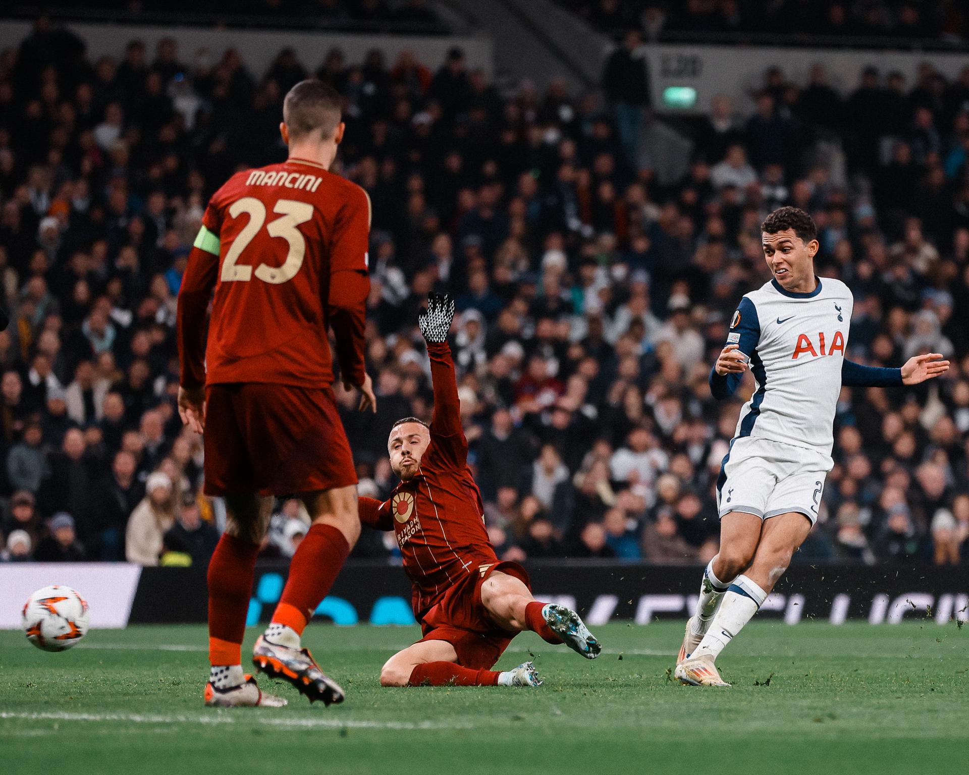 Tottenham vs Roma: Si Lili Putih Ditahan Imbang 2-2