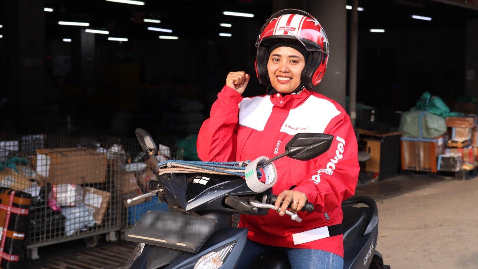 Lion Parcel Perempuan