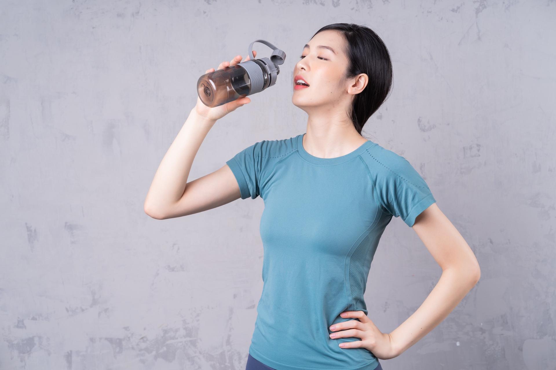 minuman yang dihindari saat cuaca panas