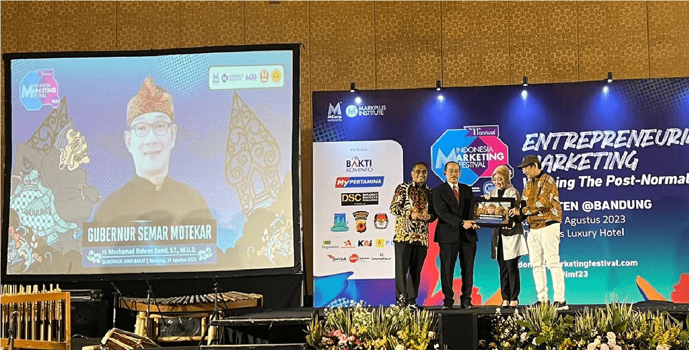 Ridwan Kamil Raih Penghargaan Semar Motekar pada IMF 2023