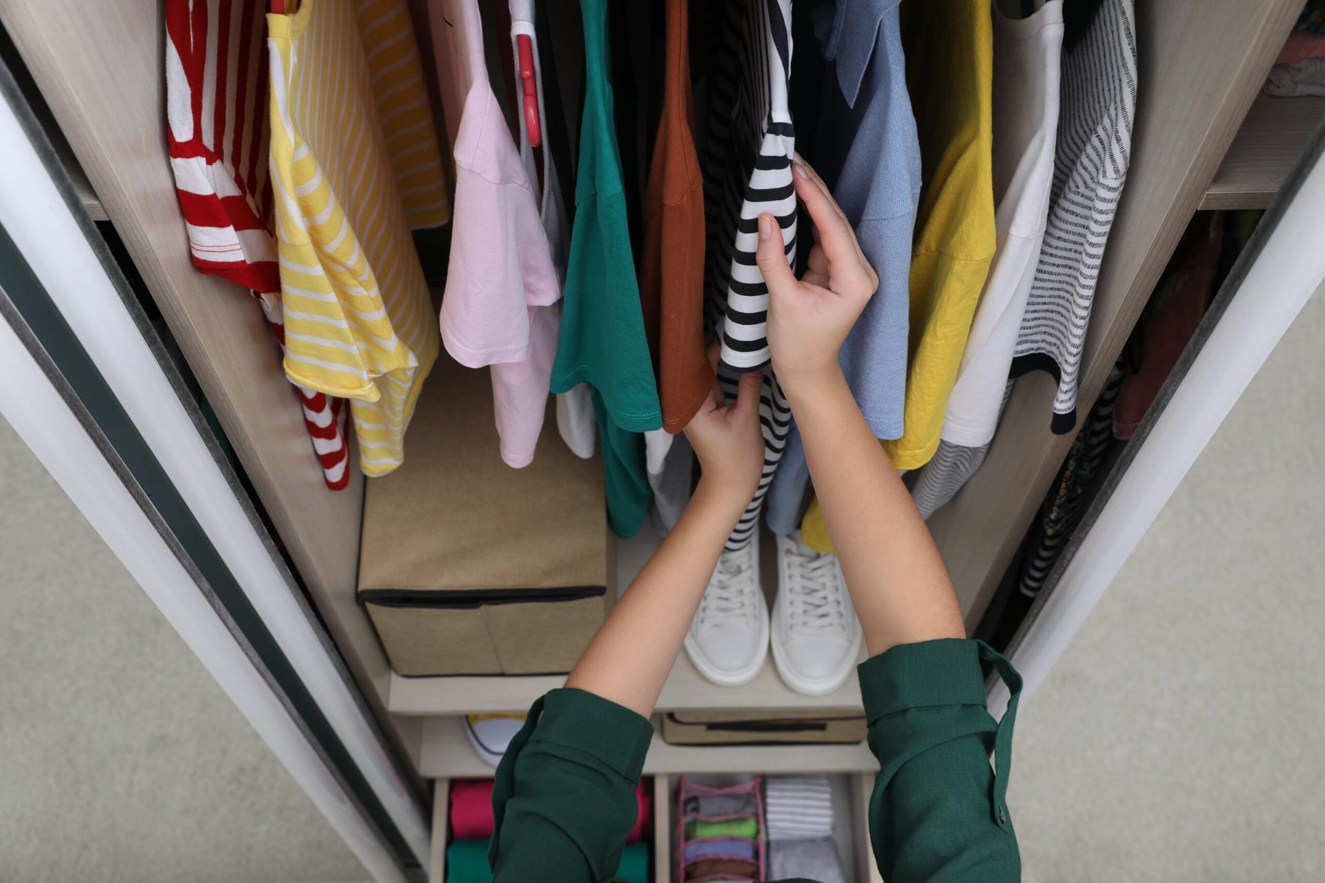 decluttering pakaian