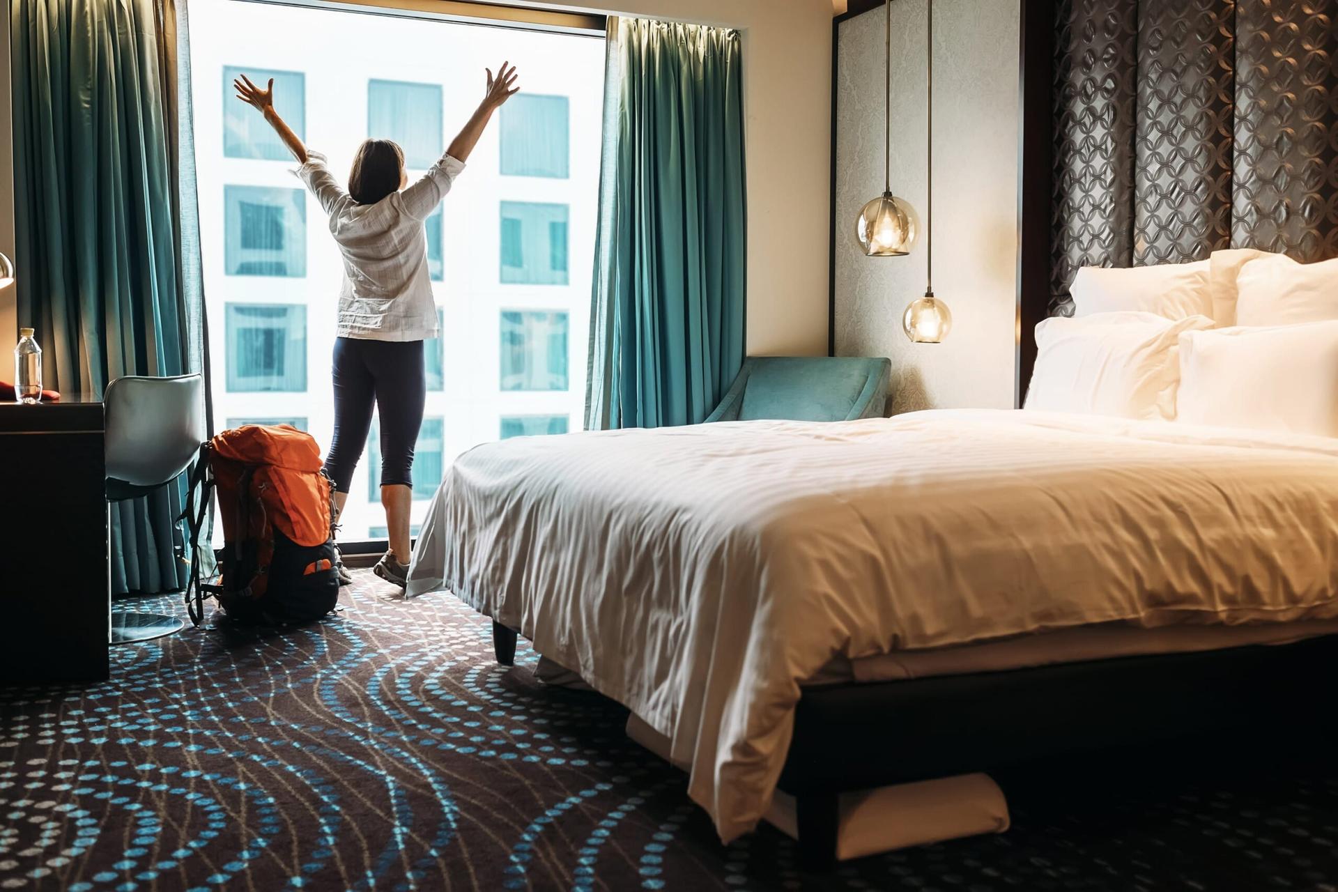 menikmati waktu di hotel