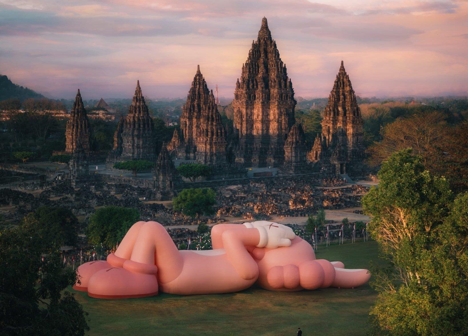 kaws di prambanan