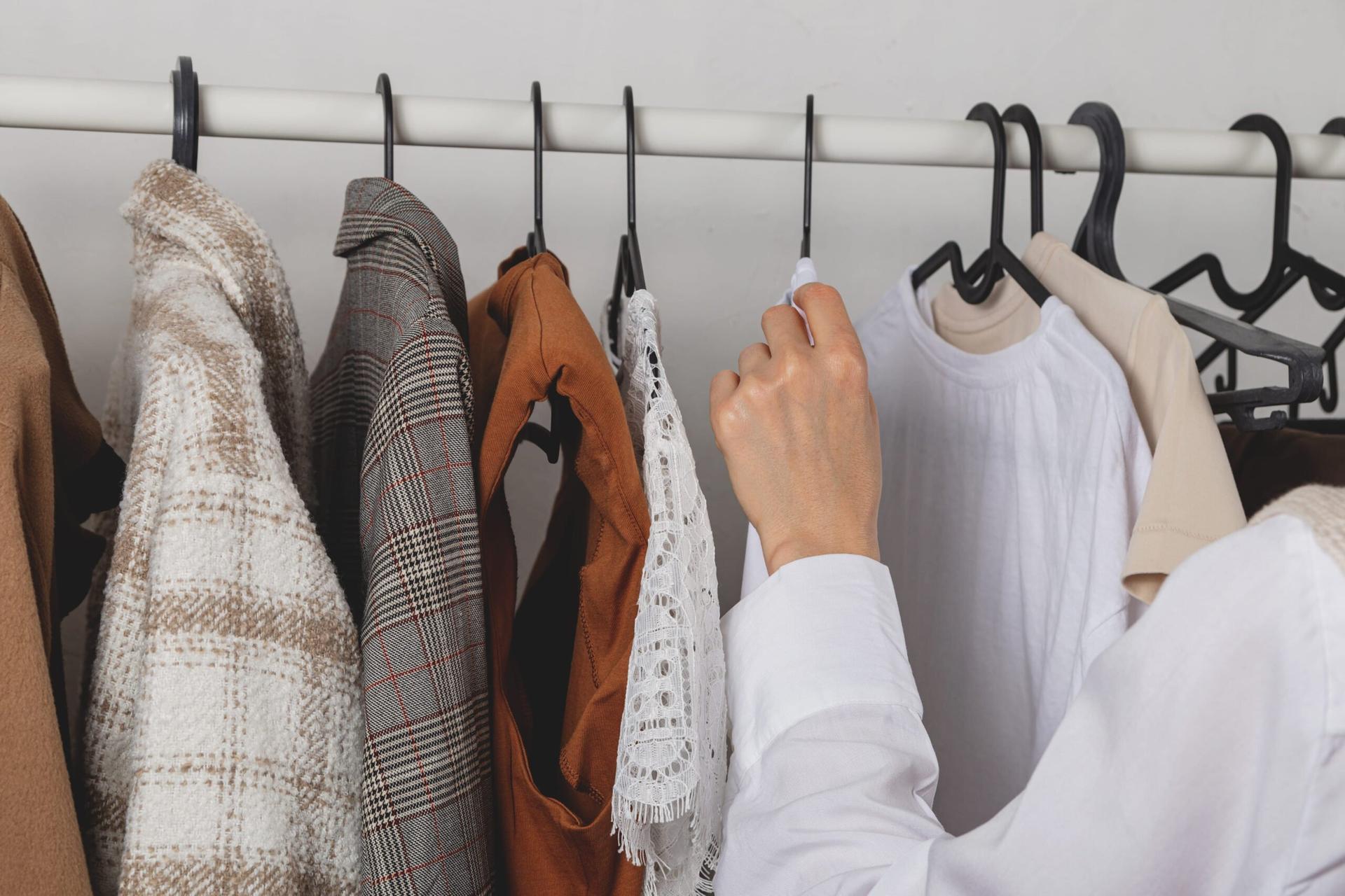 decluttering lemari pakaian