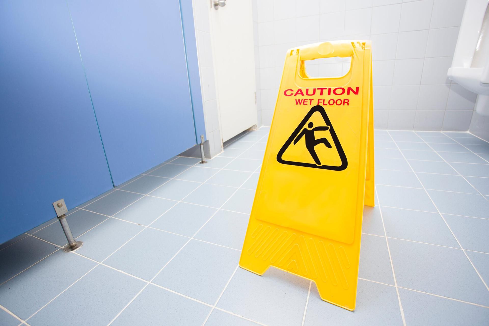 jatuh di kamar mandi