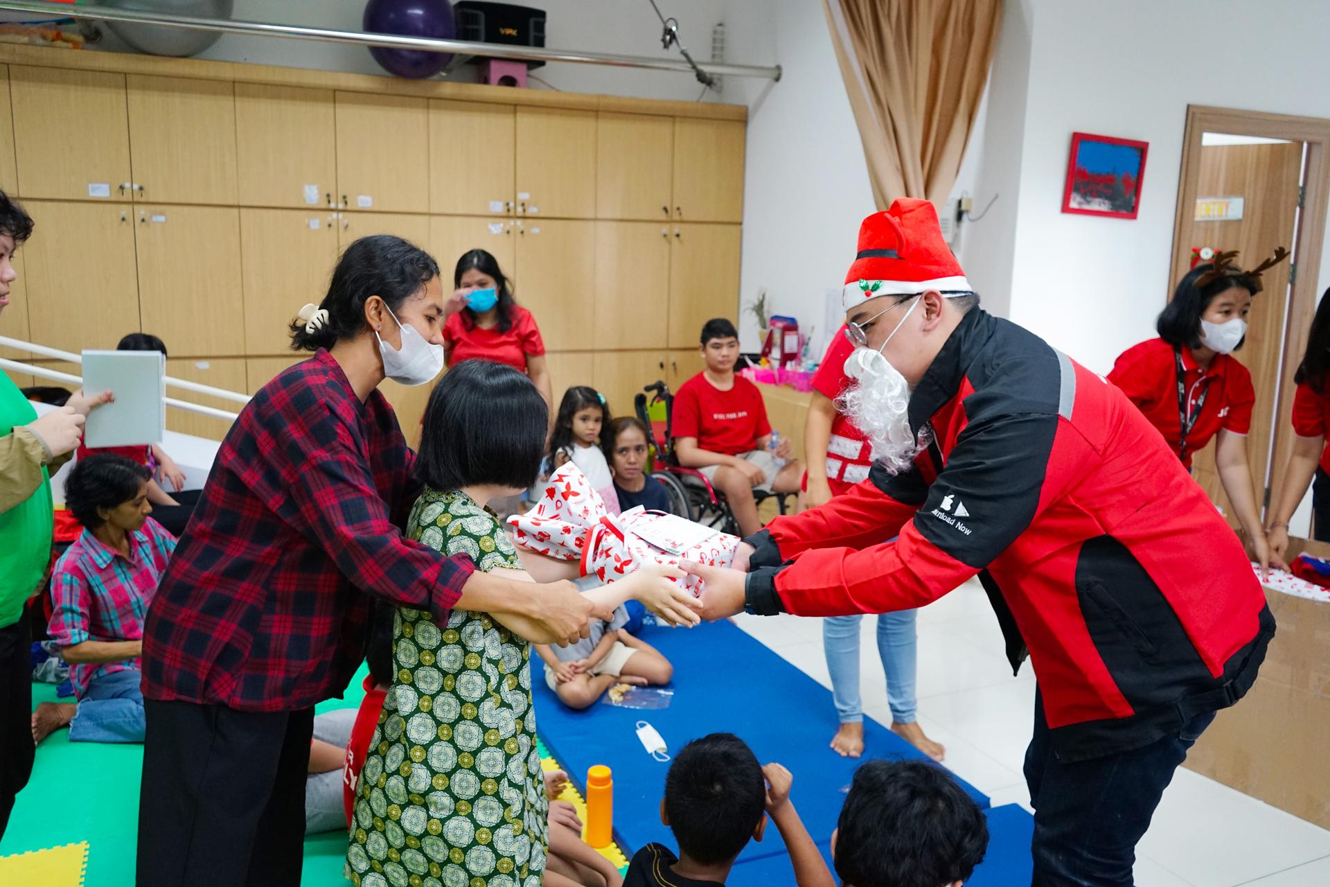 J&T Express bersama disabilitas