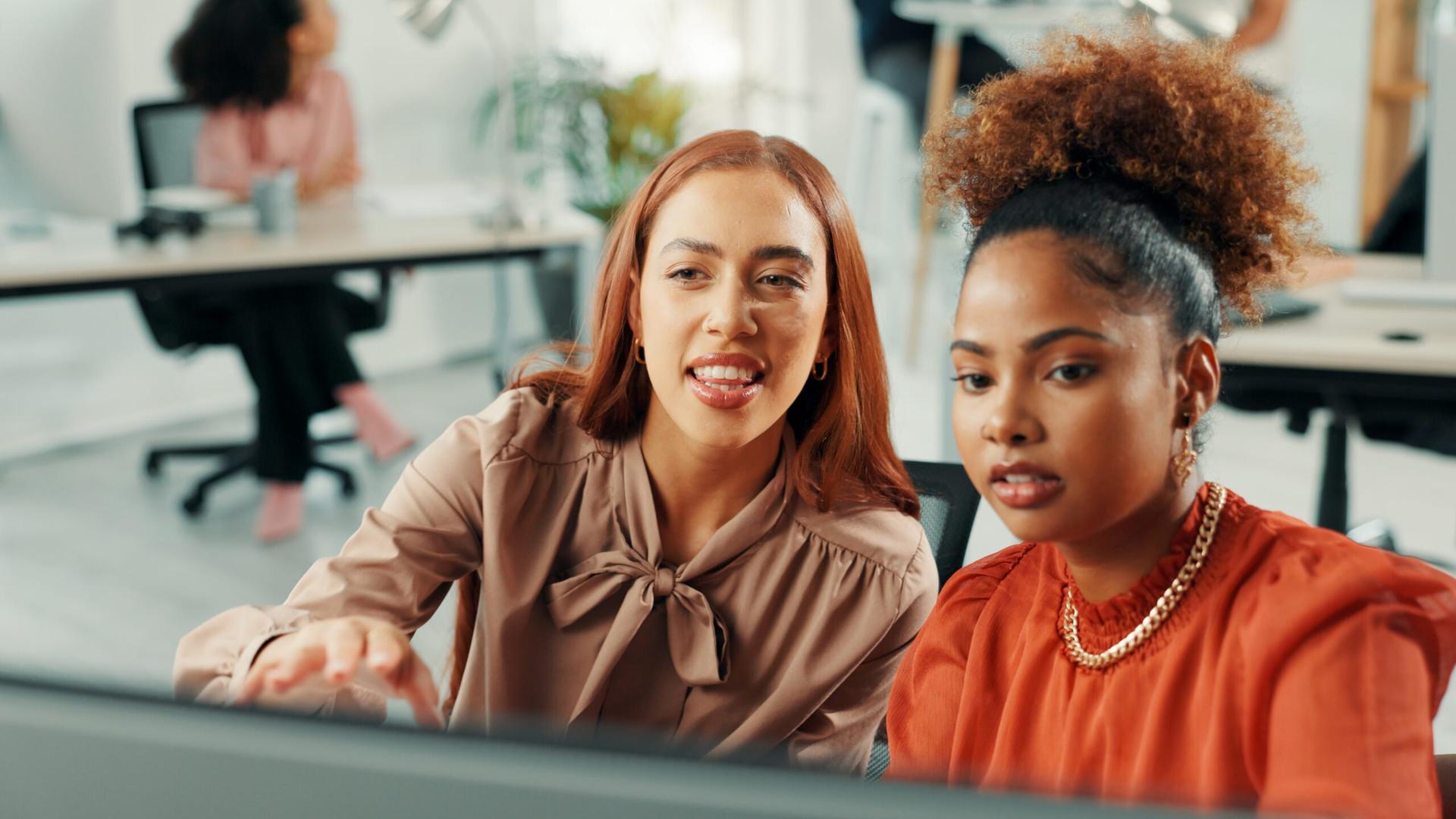 berteman dengan rekan kerja