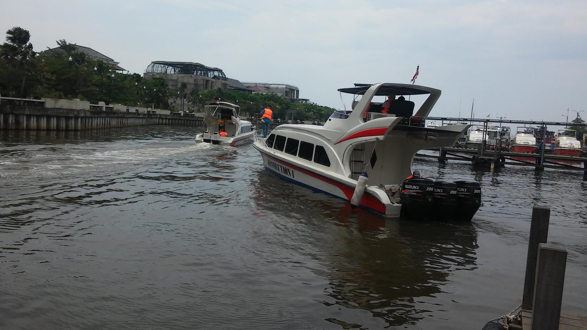 Ilustrasi outboard motor suzuki