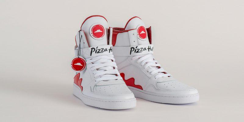 memesan pizza melalui sepasang sepatu