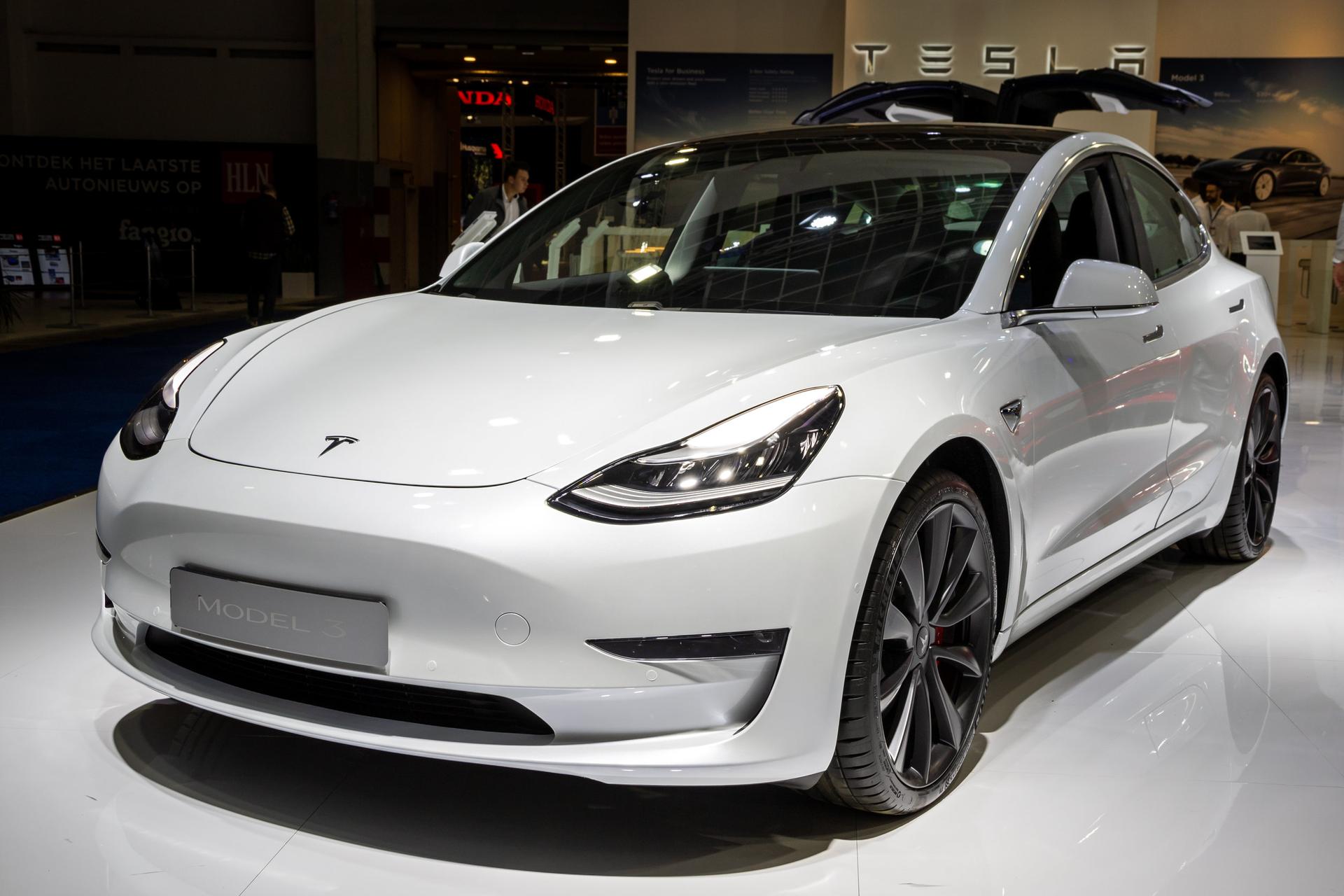 Tesla Menarik Model 3
