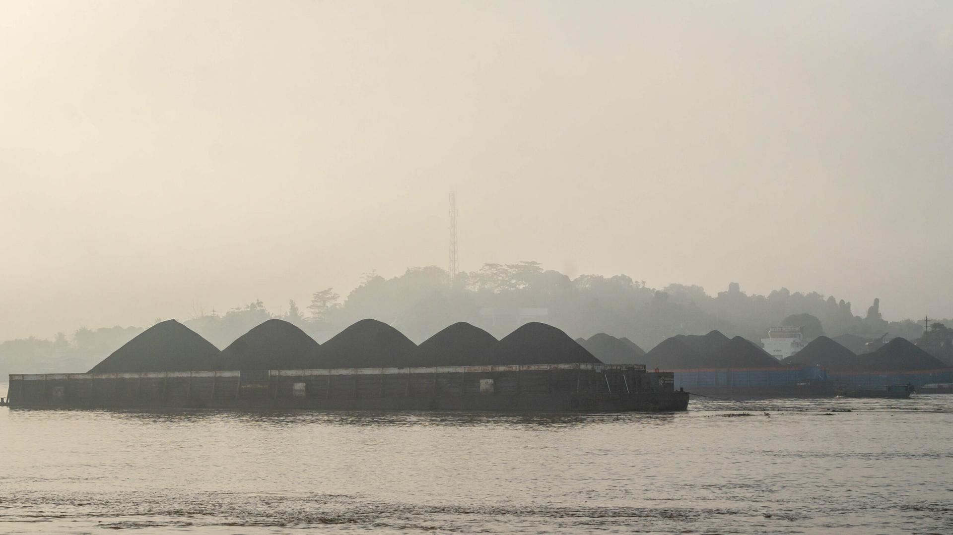 Kapal Tongkang Ekspor batu bara