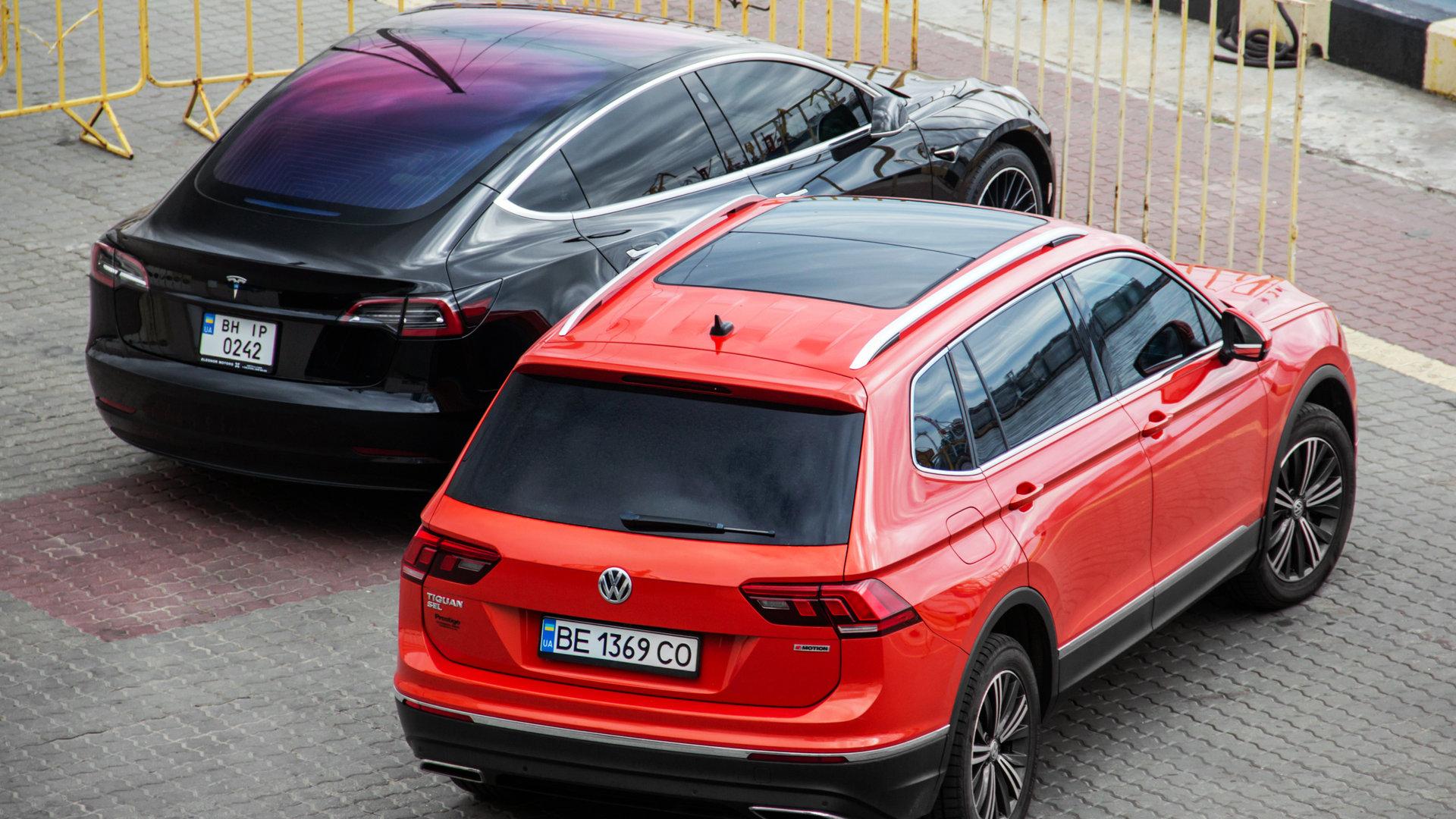 Mobil listrik Volkswagen Tesla