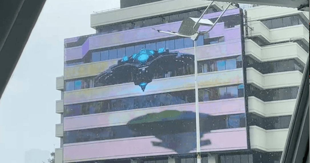 UFO di Jakarta iklanOOH