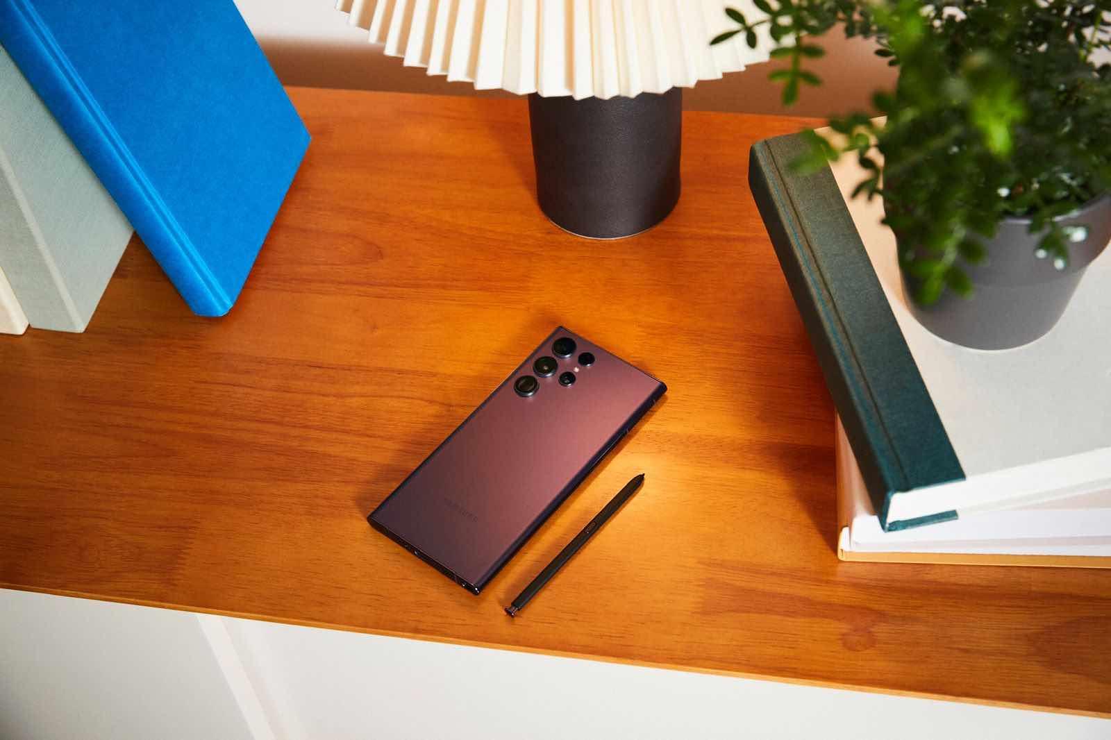 Model smartphone Samsung Galaxy S22 Ultra 5G