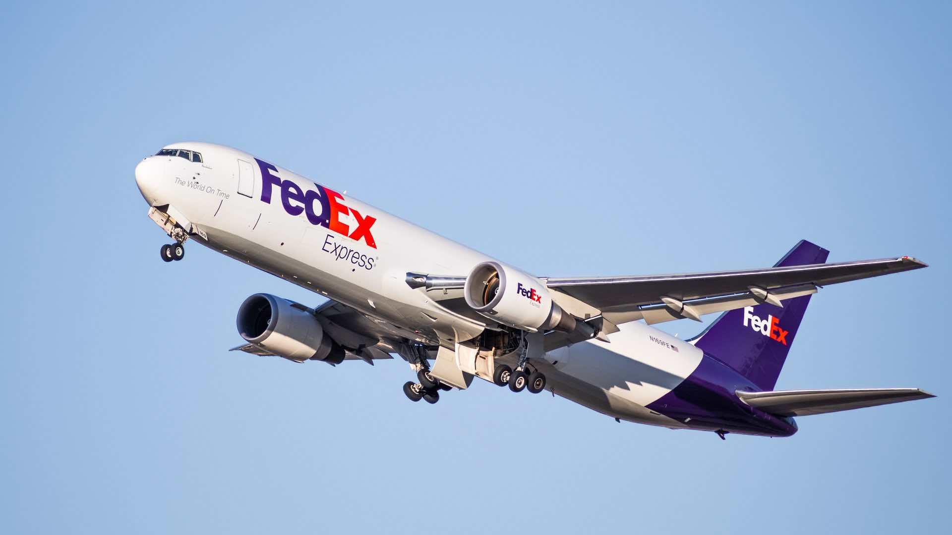 Ilustrasi layanan pengiriman dokumen internasional FedEx