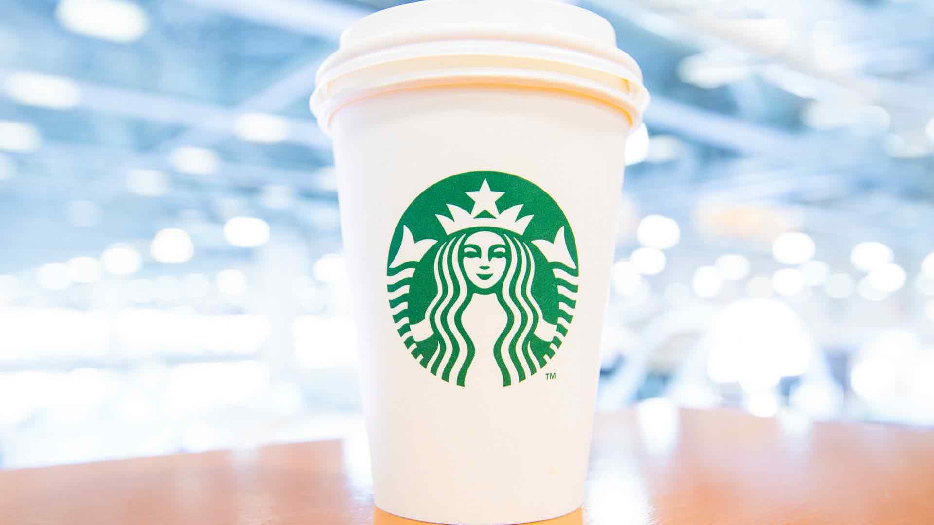 Starbucks akan berhenti pakai gelas plastik dan kertas
