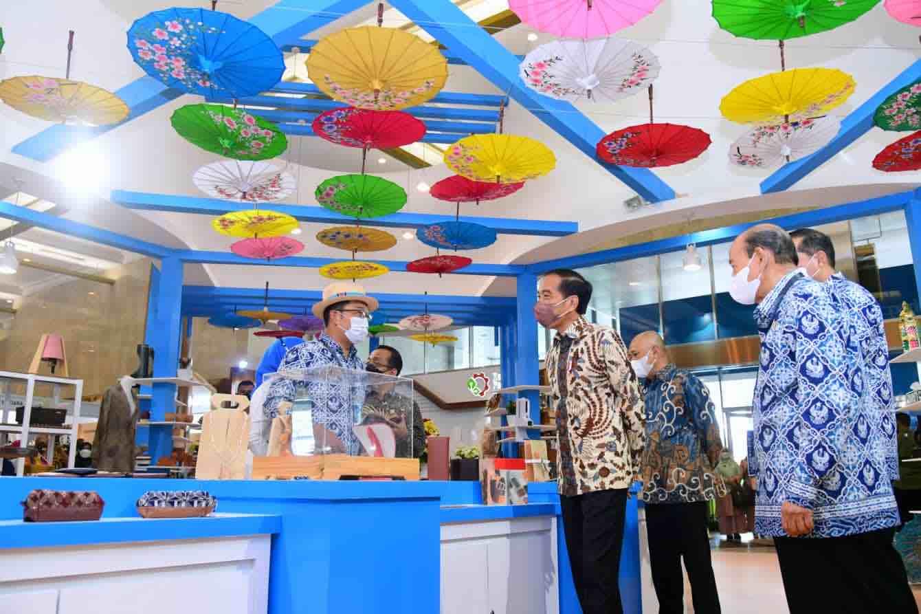 Presiden Jokowi mengunjungi pameran INACRAFT 2022 yang digelar ASEPHI
