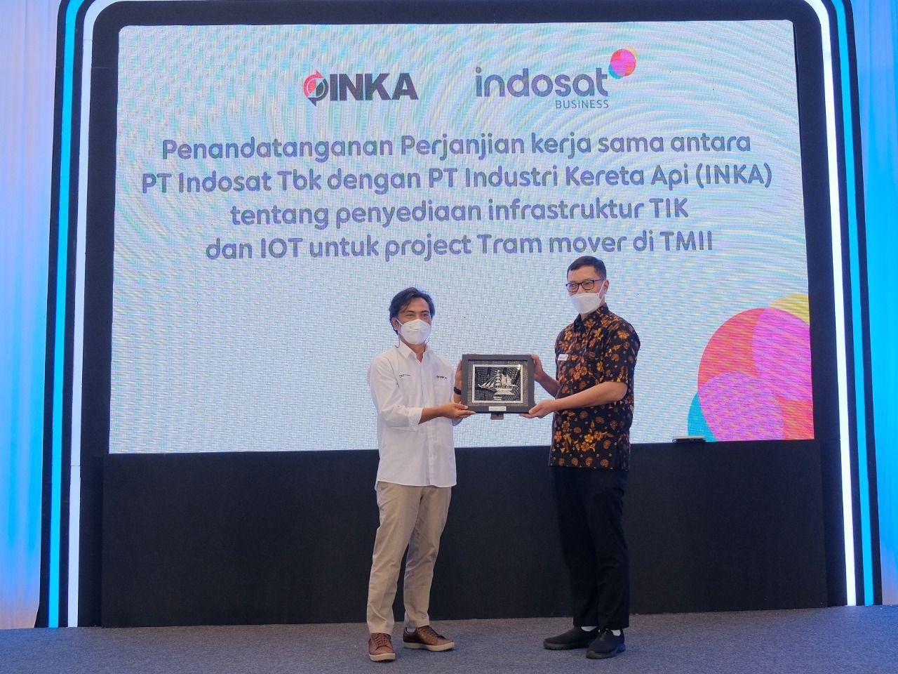 Indosat Ooredoo Hutchison mengumumkan kerjasamanya dengan PT Industri Kereta Api (INKA) Persero dan kedua pihak telah menandatangani Nota Kesepahaman untuk memperkenalkan solusi transportasi publik berbasis Internet-of-Things (IoT) di Indonesia. Kerja sama tersebut akan fokus pada dua proyek untuk menyambut perhelatan KTT G20 2022 di Bali yang akan berlangsung Oktober mendatang. Pertama, Tram Mover yang akan dioperasikan di Taman Mini Indonesia Indah (TMII) Jakarta. Kedua, Bus Listrik yang rencananya akan digunakan pada saat KTT G20 di Bali.