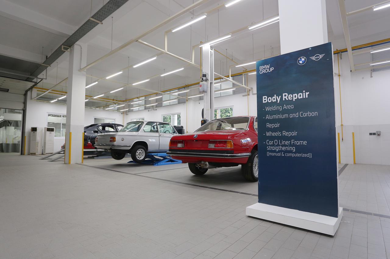 Area perbaikan kendaraan dalam bengkel BMW Ultima Ciater