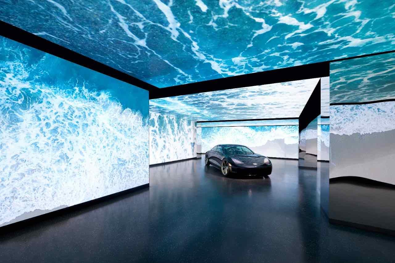 Pelanggan bisa merasakan pengalaman clean mobility di Hyundai Motorstudio Senayan Park