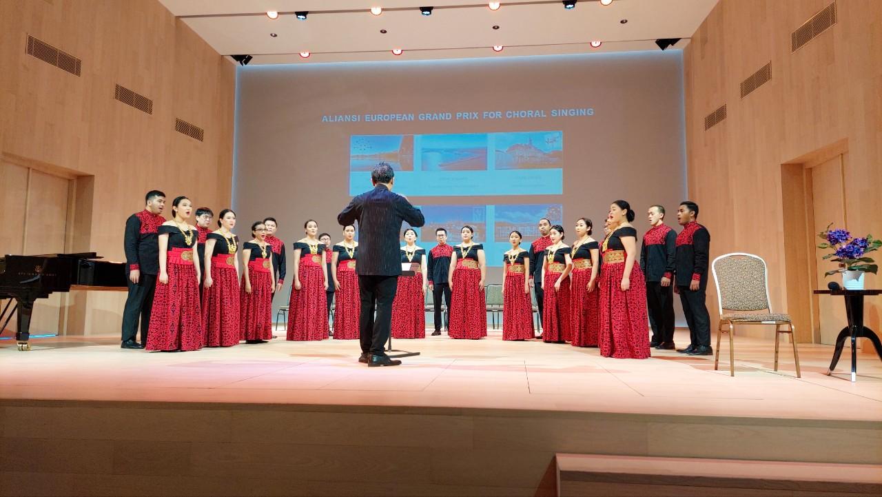 Batavia Madrigal Singer