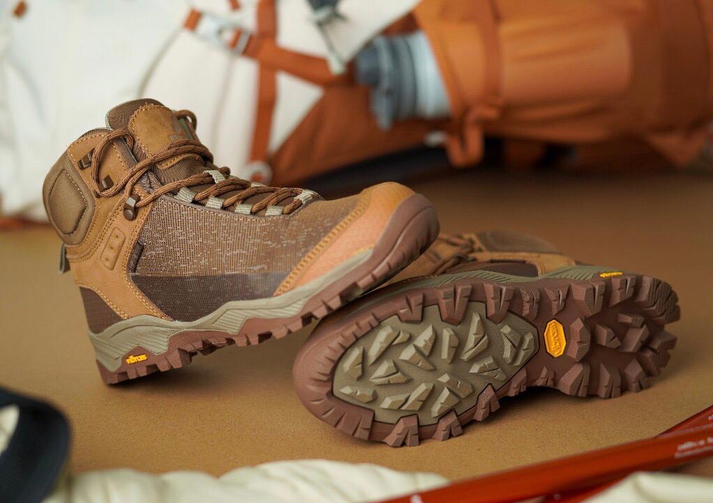 Sepatu pendaki perempuan Eiger Lora