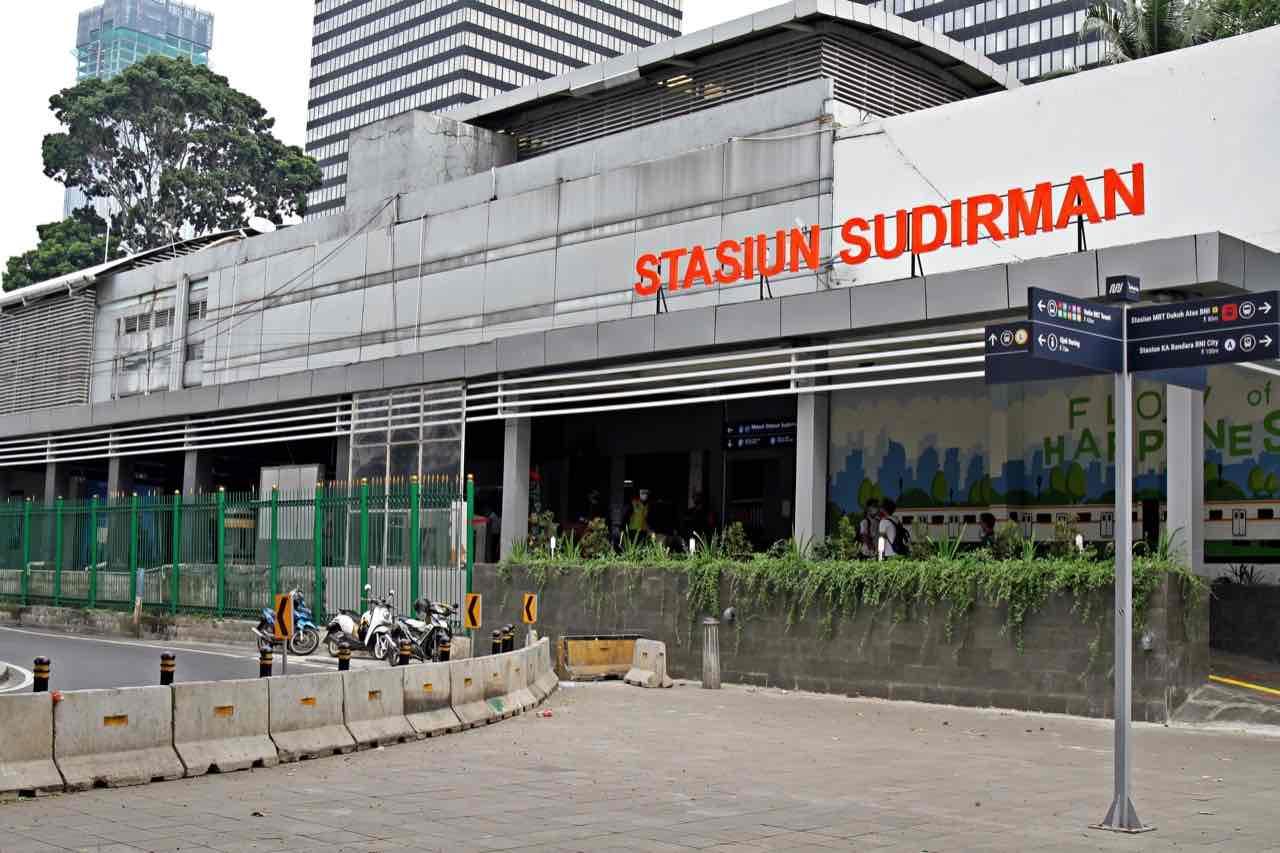 Ilustrasi Stasiun KRL Sudirman yang berdekatan dengan lokasi keramaian Haradukuh