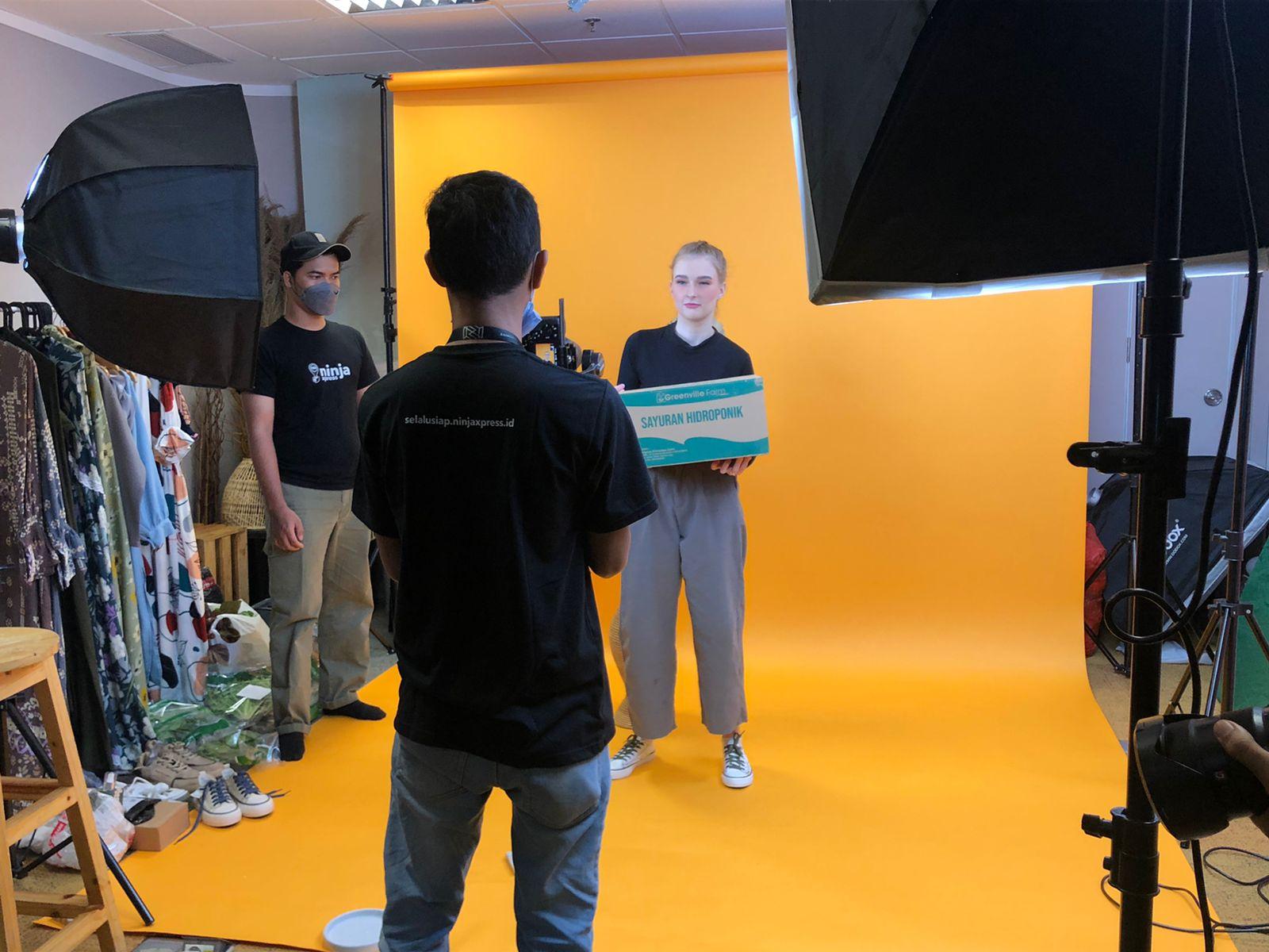 Suasana pengambilan foto produk UKM di Ninja Xpress Creative Hub