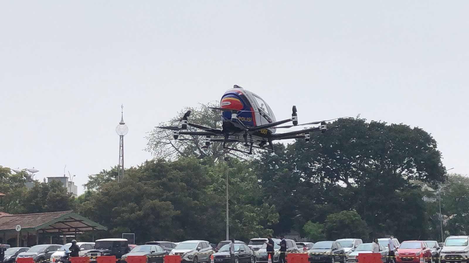 Unit pesawat nirawak EHang 216 saat melakukan demo terbang di ajang PEVS 2022