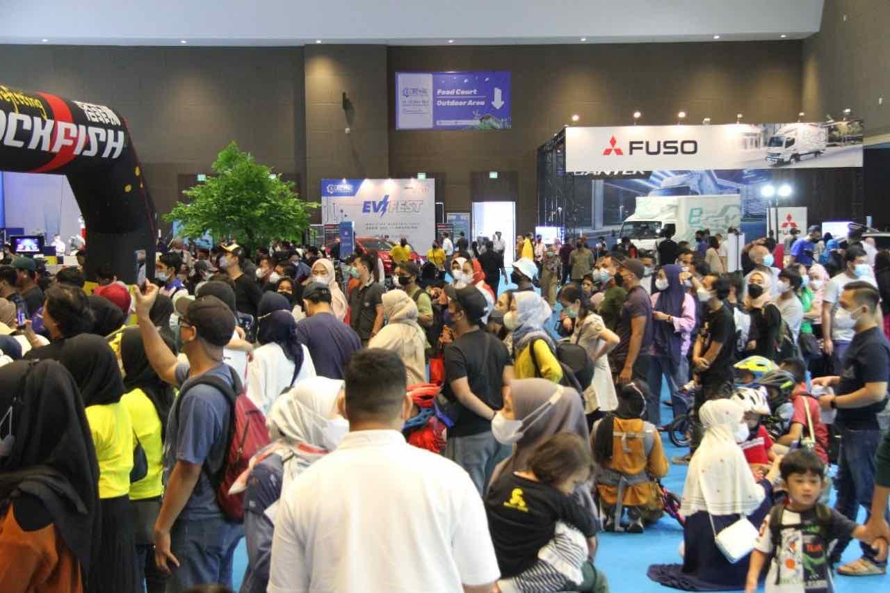 Ilustrasi pengunjung pameran PEVS 2022 yang catatkan nilai transaksi Rp 250 Miliar