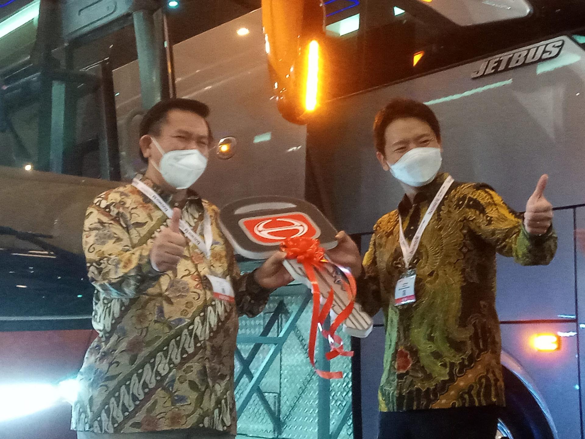 Direktur PT Hino Motor Sales Indonesia, Tomoki Hattori dalam handover ceremony kepada PO Efisiensi dan PO Subur Jaya