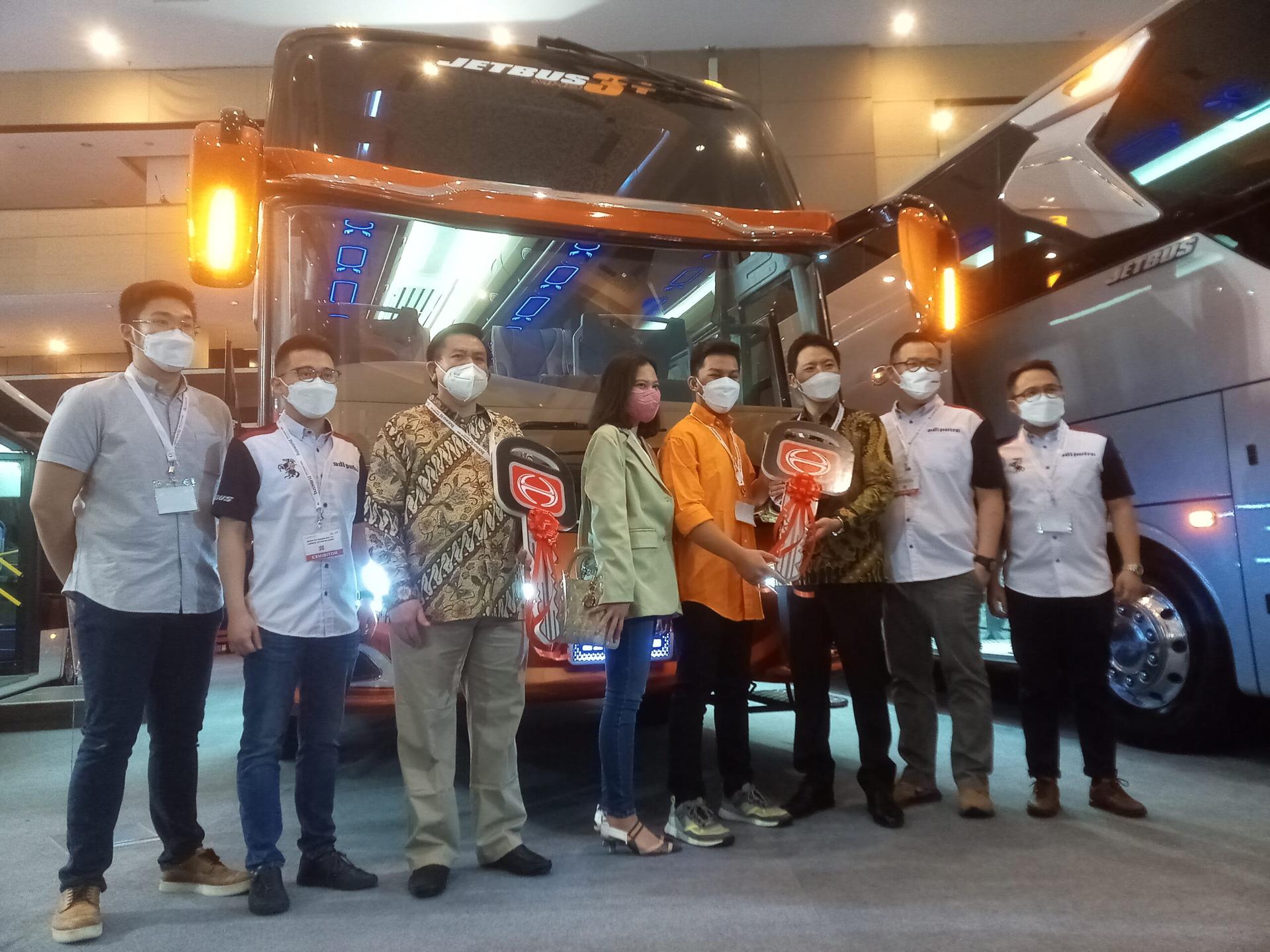 HMSI Serah Terimakan Simbolis Hino Bus RK260 kepada PO Efisiensi dan Subur Jaya