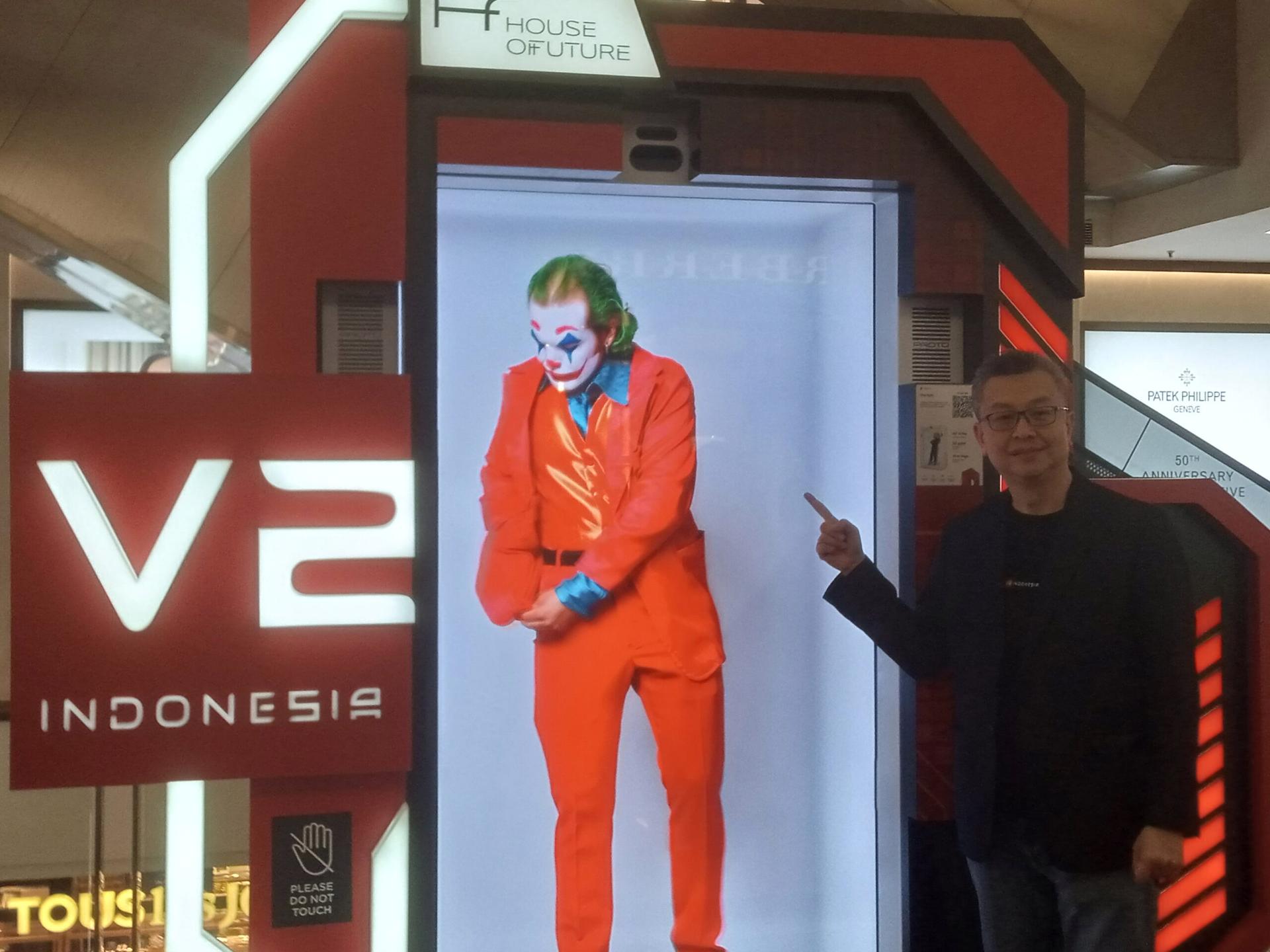 CEO V2, Rudy Hidayat bersama Proto M skala 1:1 di Plaza Indonesia