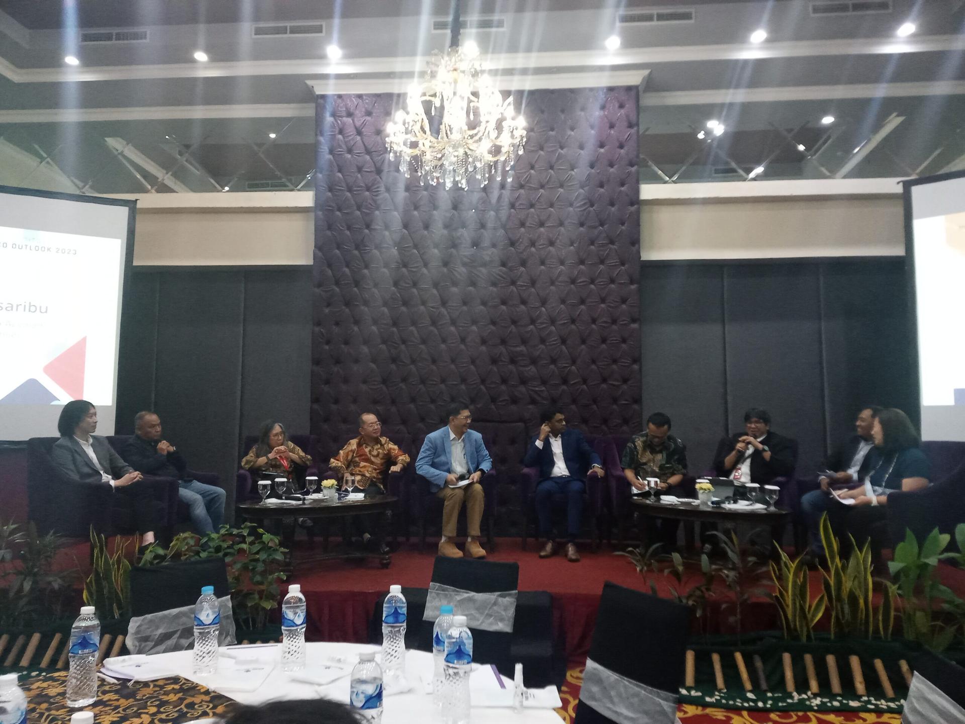 Cara Telkomsel dan XL Axiata Siasati Resesi 2023