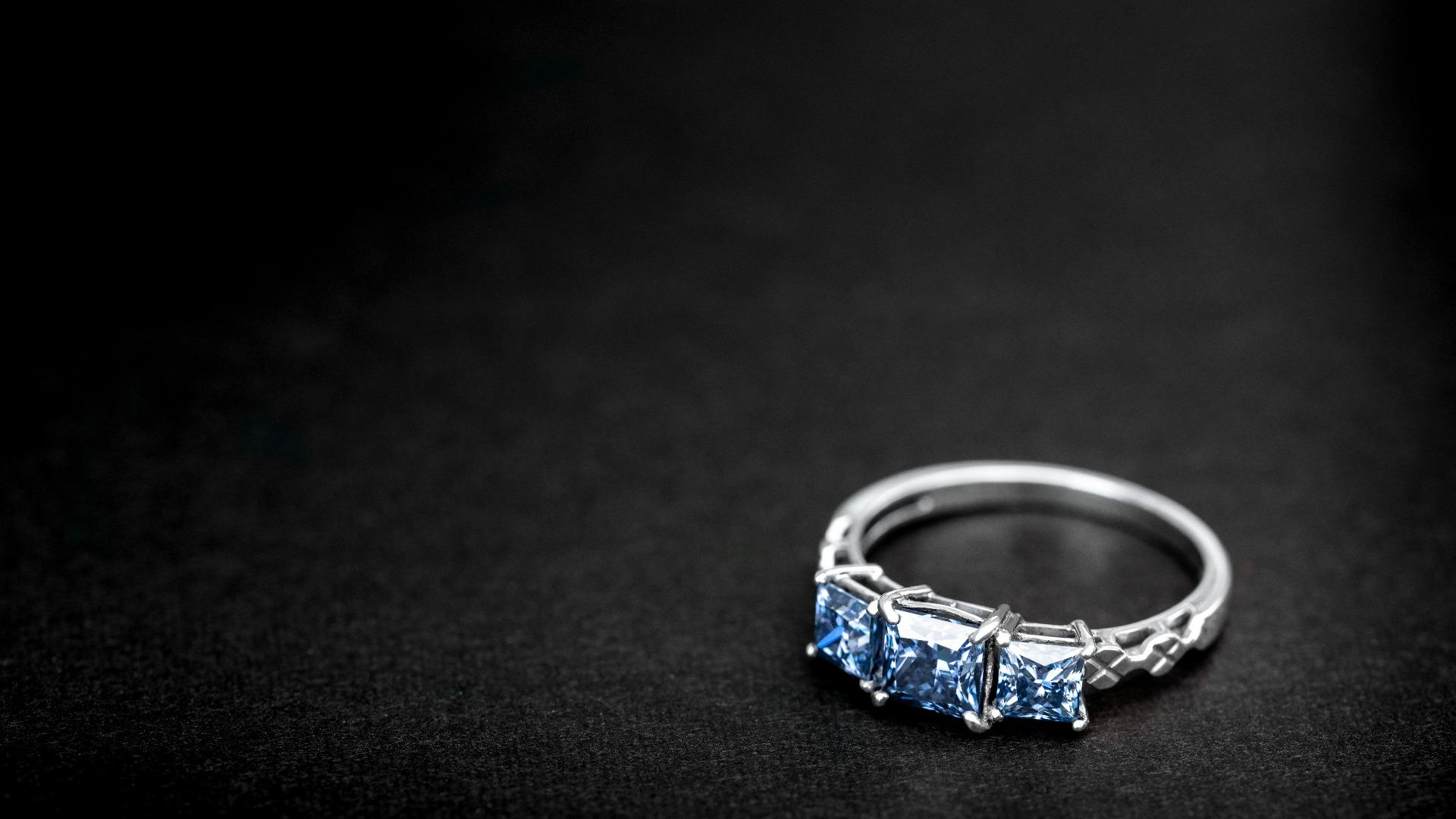 Emas Putih: Nilainya dan Tingkat Kemurniannya